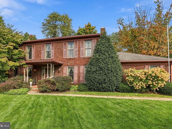 3rd image of 525 Eton Ln