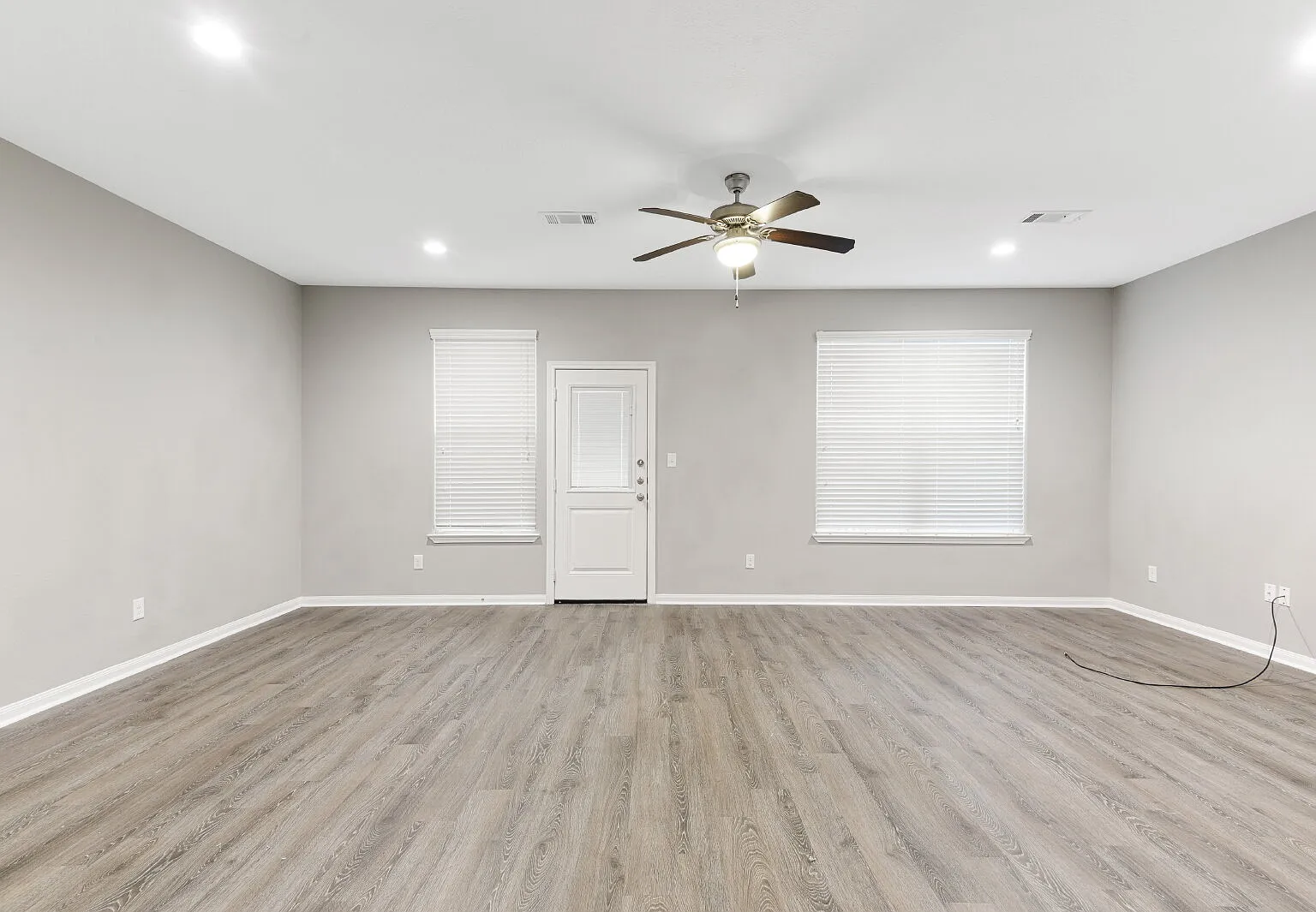 3 bed, 2.5 bath, 1403 sqft, $1,550 — Photo 1