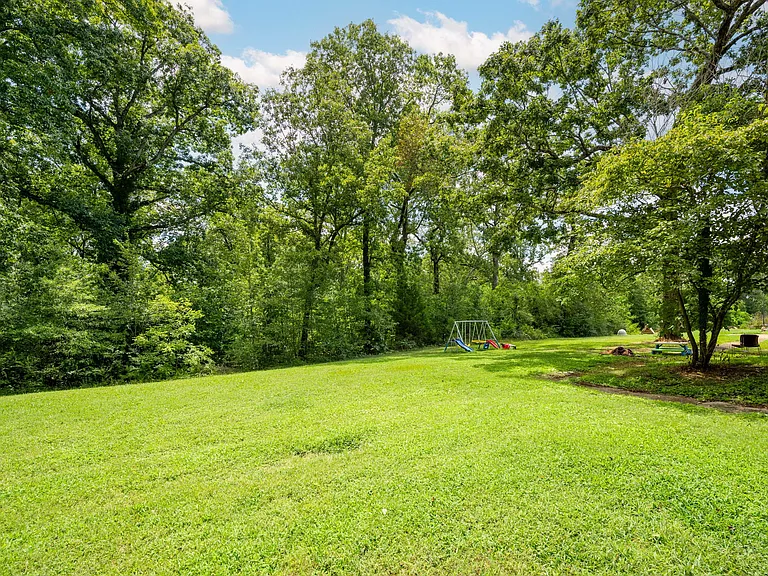 502 Thomas Rd — Photo 36