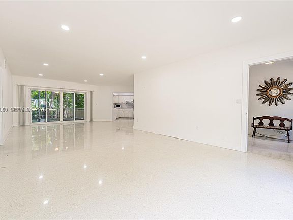 5th image of 580 University Dr