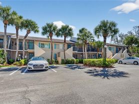 4210 Looking Glass Ln