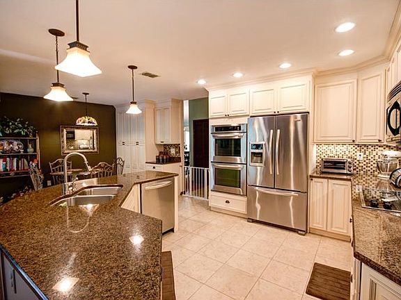 3rd image of 5885 Windermere Dr