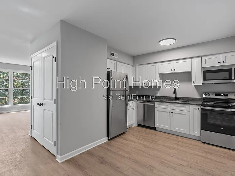 400 Gallery Ln #D4 — Photo 4