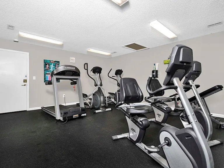 Carlson Bay Luxury Apartments — Photo 24