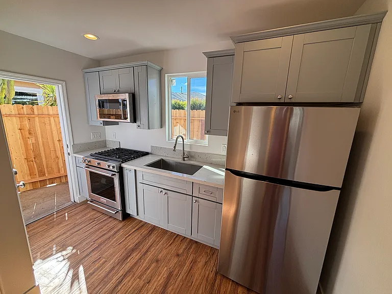 6210 Winona Ave — Photo 5