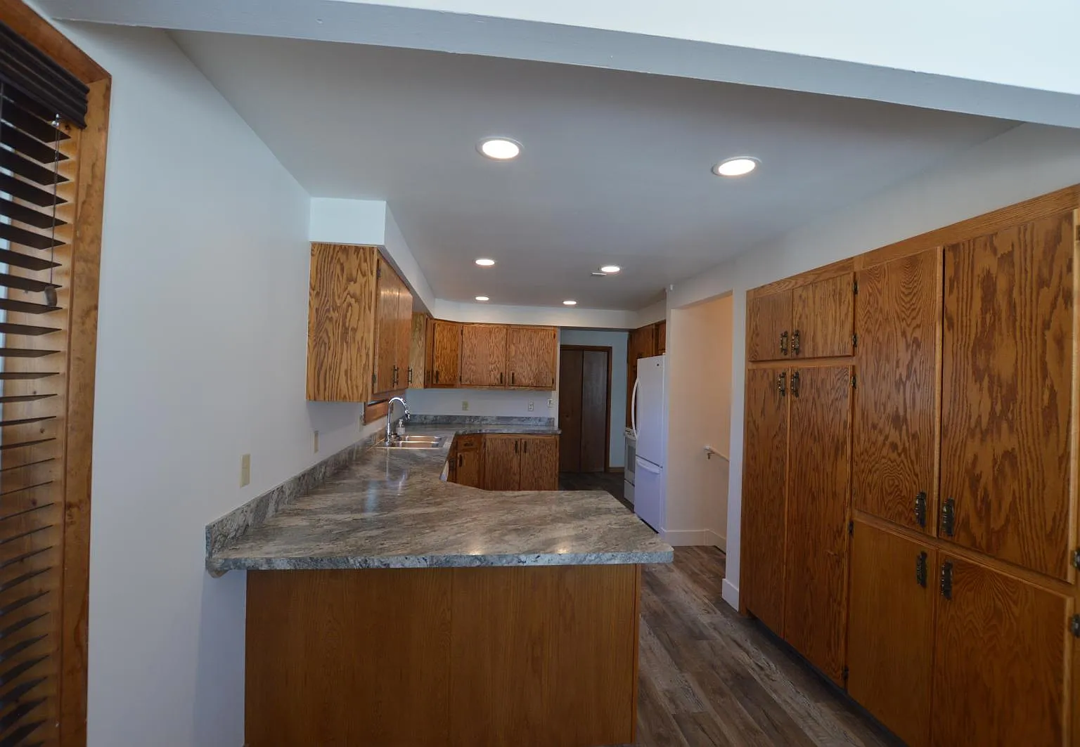 4 bed, 2500 sqft, $2,500 — Photo 2