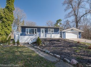 7522 Pontiac Lake Rd, Waterford, MI 48327