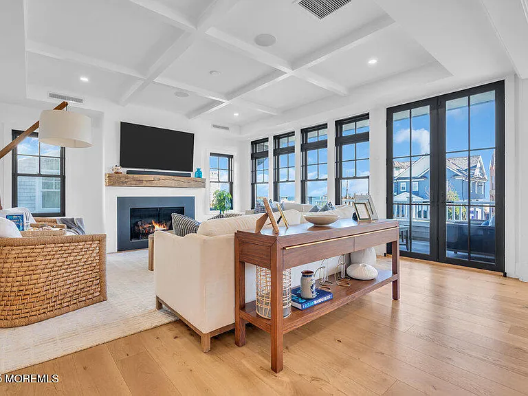 802 1st Ave — Photo 4
