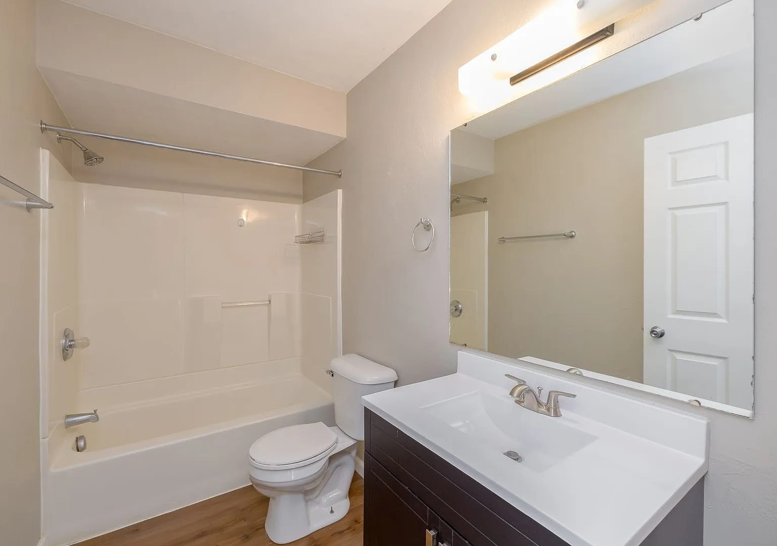 601 E Scott St — Photo 4