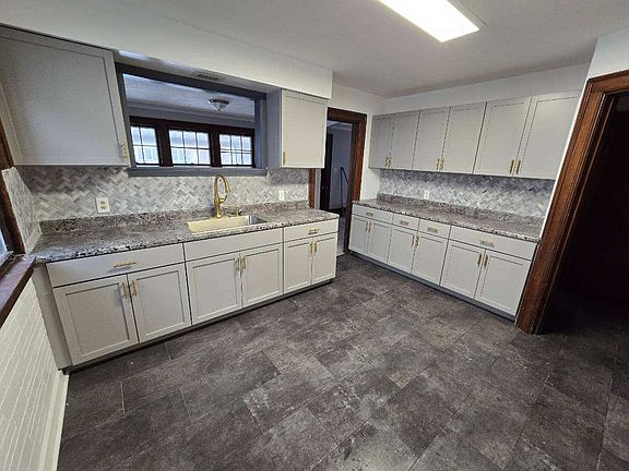 2nd image of 2483 La Salle Ave