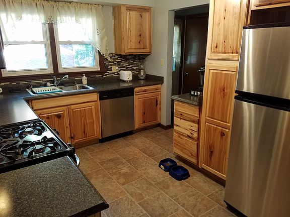 4th image of 928 E 31st St