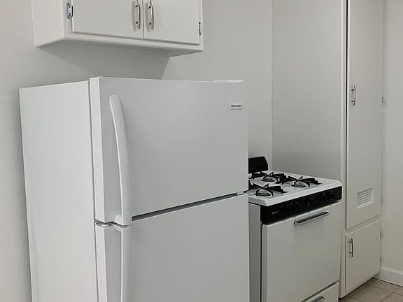 5th image of 1610 Armacost Ave #1612