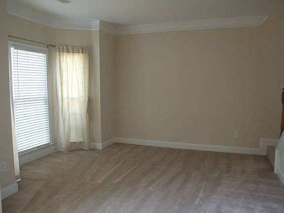 3rd image of 2879 Montview Dr