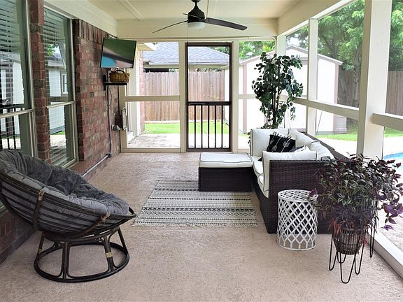 3rd image of 12011 Thornecrest Dr