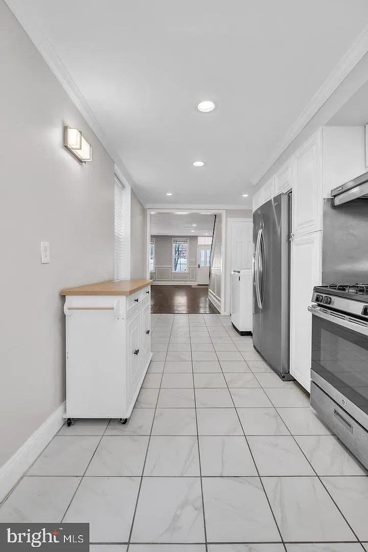 3 bed, 1285 sqft, $3,200 — Photo 2