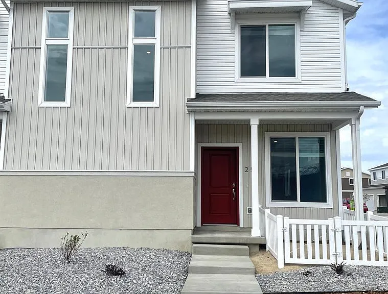 251 N Riverside Dr — Photo 1