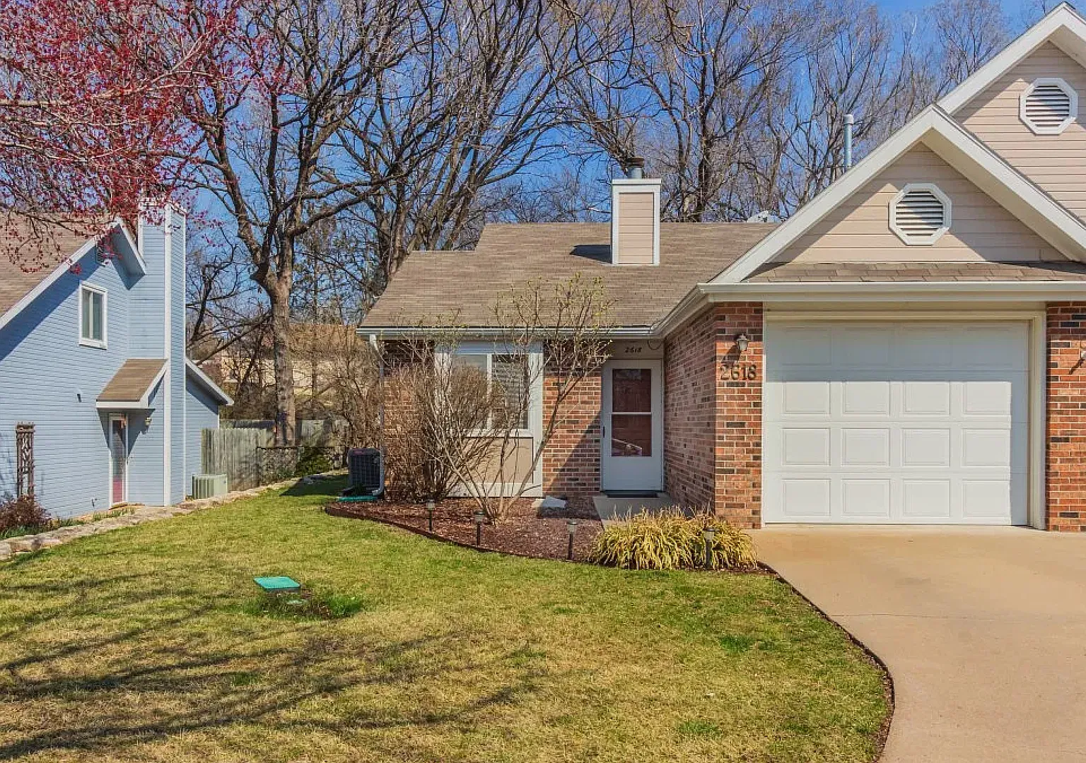Charming 2 Bed / 2 Bath Townhome with Fenced Yard & Garage! — Photo 1