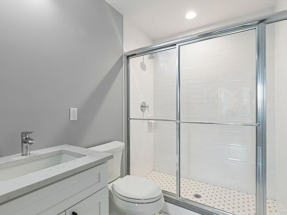 3rd image of 47 Beekman Ave #31