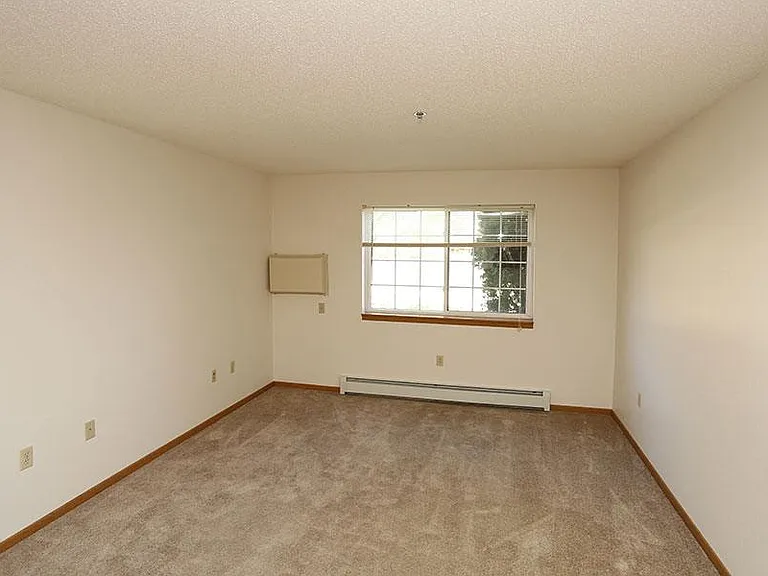 BAY MANOR APARTMENTS — Photo 27
