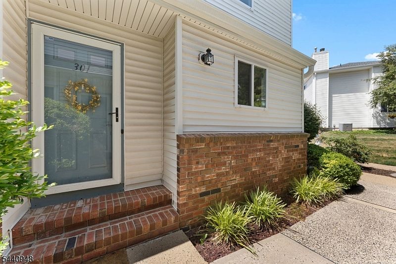 1st image of 301 Saddle Ct