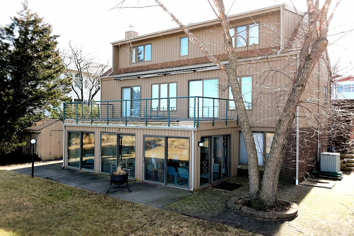 1616 Lake Shore Dr photo 1