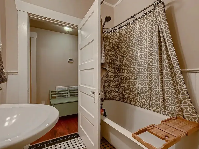 4403 Woodside St — Photo 4