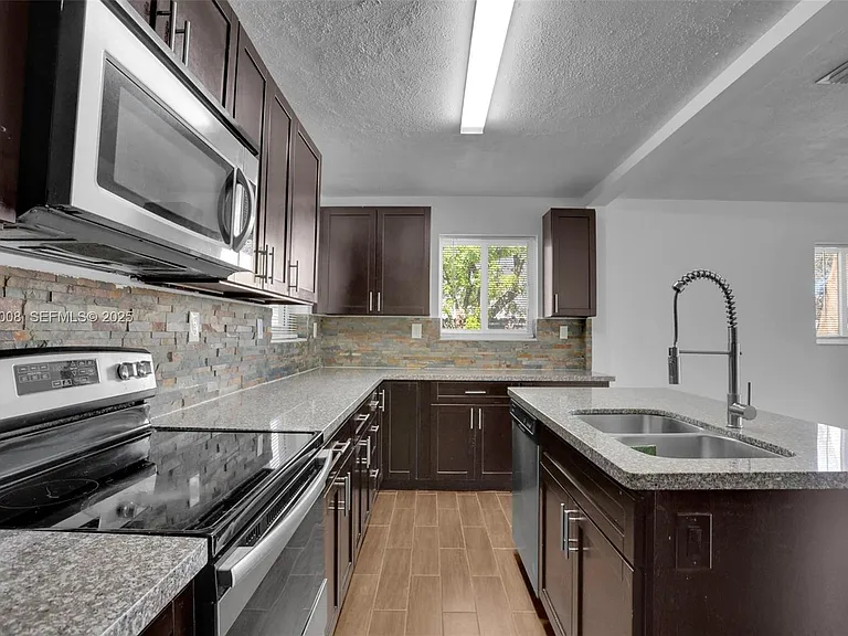 510 N 69th Ave — Photo 2