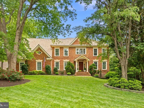 3801 Washington Woods Dr, Alexandria, VA 22309
