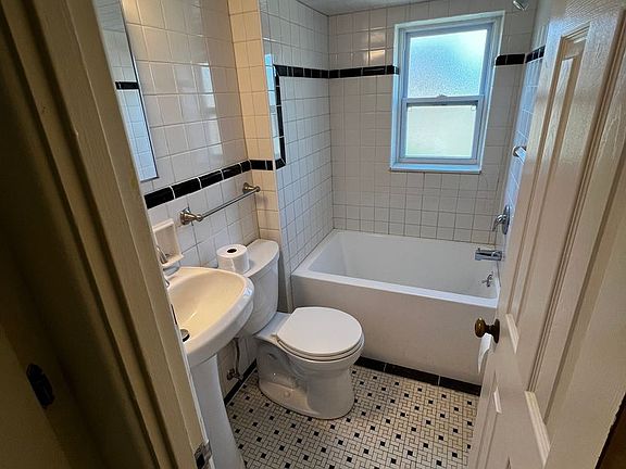5th image of 131 Whitehills Dr #2