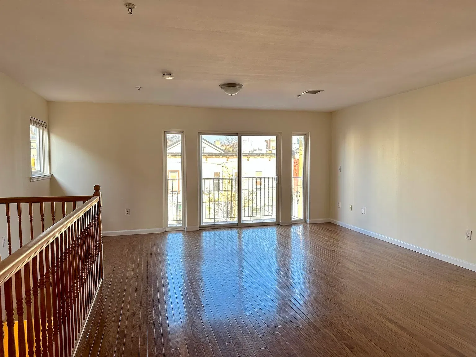 3 bed, 2.0 bath, 1300 sqft, $3,200 — Photo 3