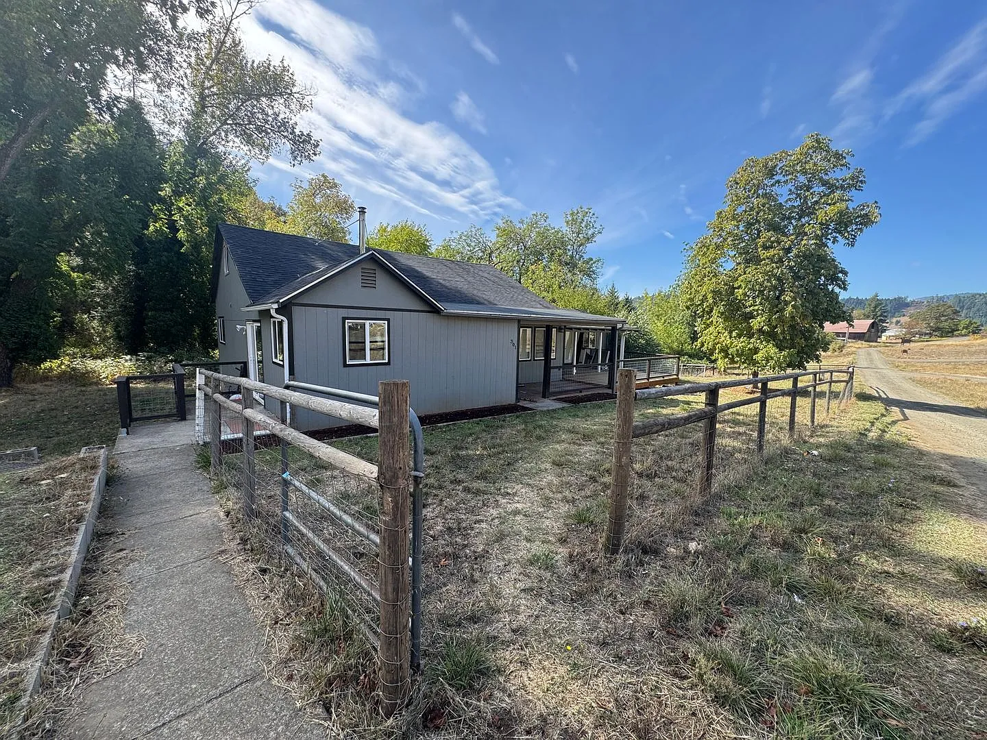 Country Living Close to Town 3 Bedroom, 2 Bathroom Home — Photo 2