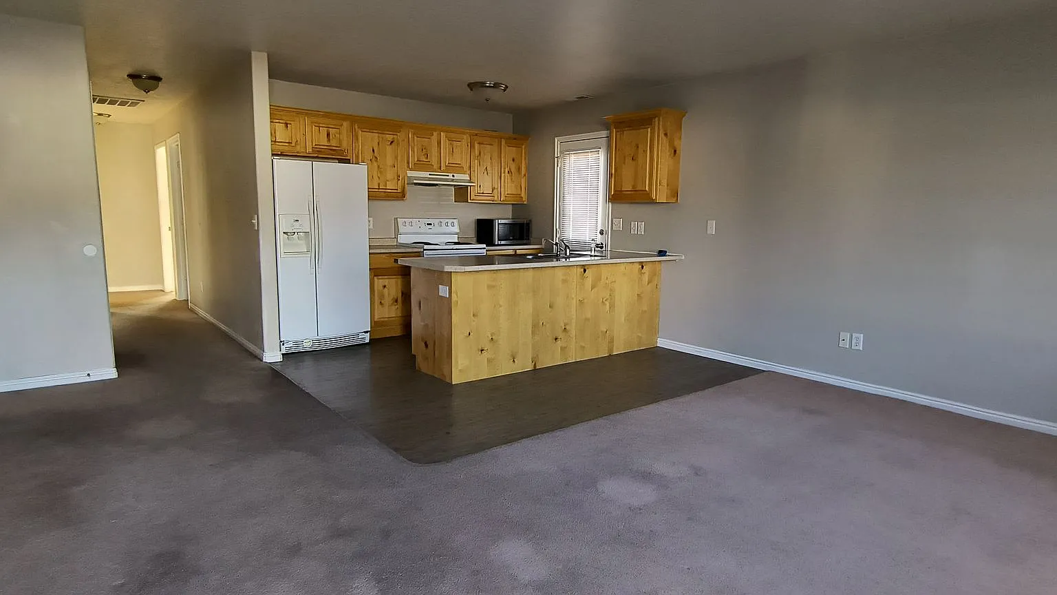 3 Bedroom 2 Bath House with garage and good size backyard — Photo 2