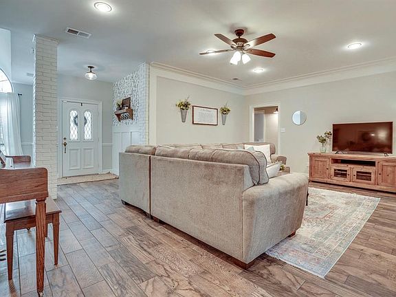 5th image of 211 Oak Forest Dr