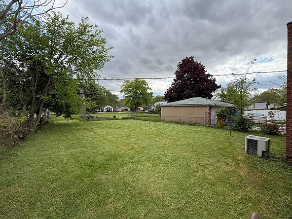 4th image of 26703 Norfolk St