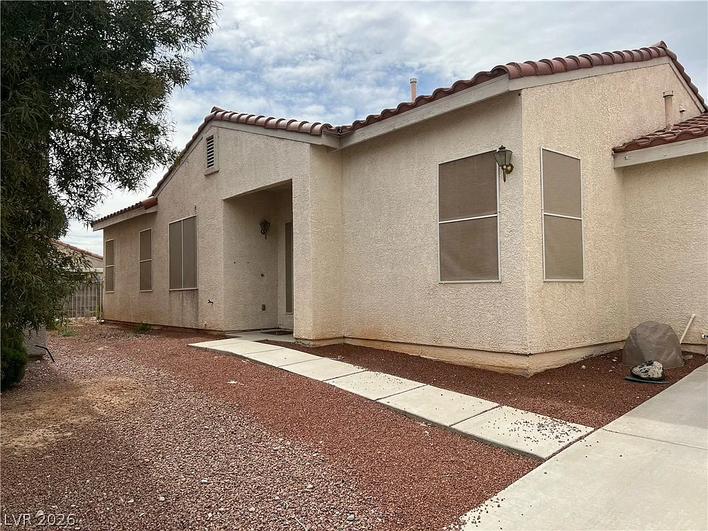 3 bed, 2.0 bath, 1416 sqft, $1,750 — Photo 1