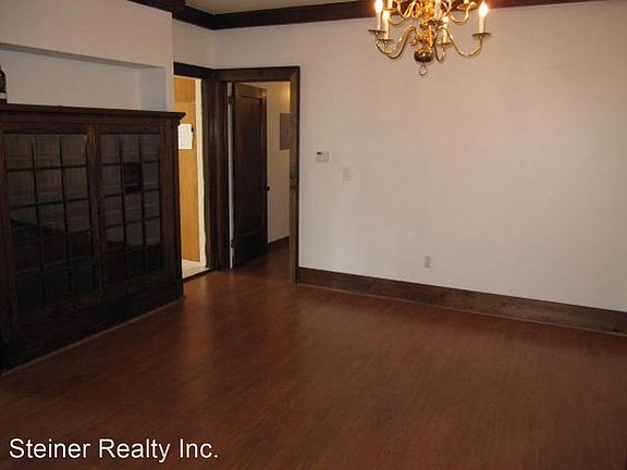 5th image of 526 Saint James Pl