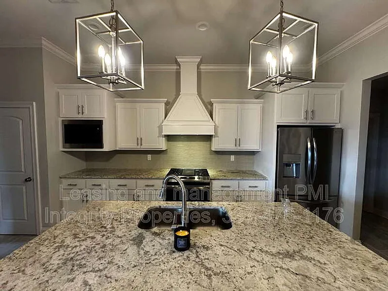 200 Tennyson Dr — Photo 6