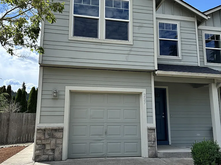 227 Pioneer Dr — Photo 2