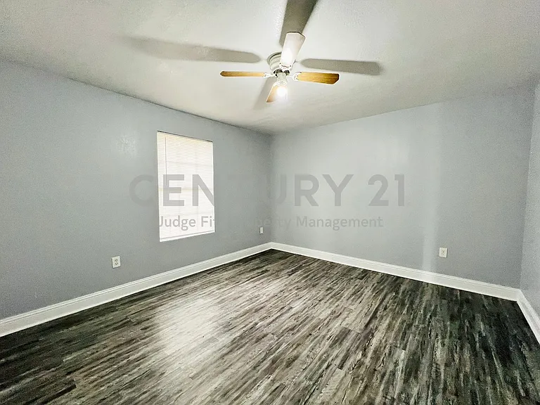 2621 E 12th St — Photo 13