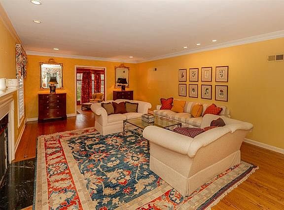 3rd image of 1005 W 67th Ter