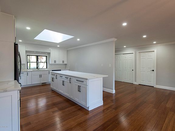 5th image of 835 W Briar Avenue