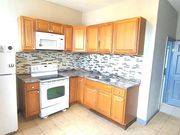2nd image of 3508 Iowa Ave Floor 1