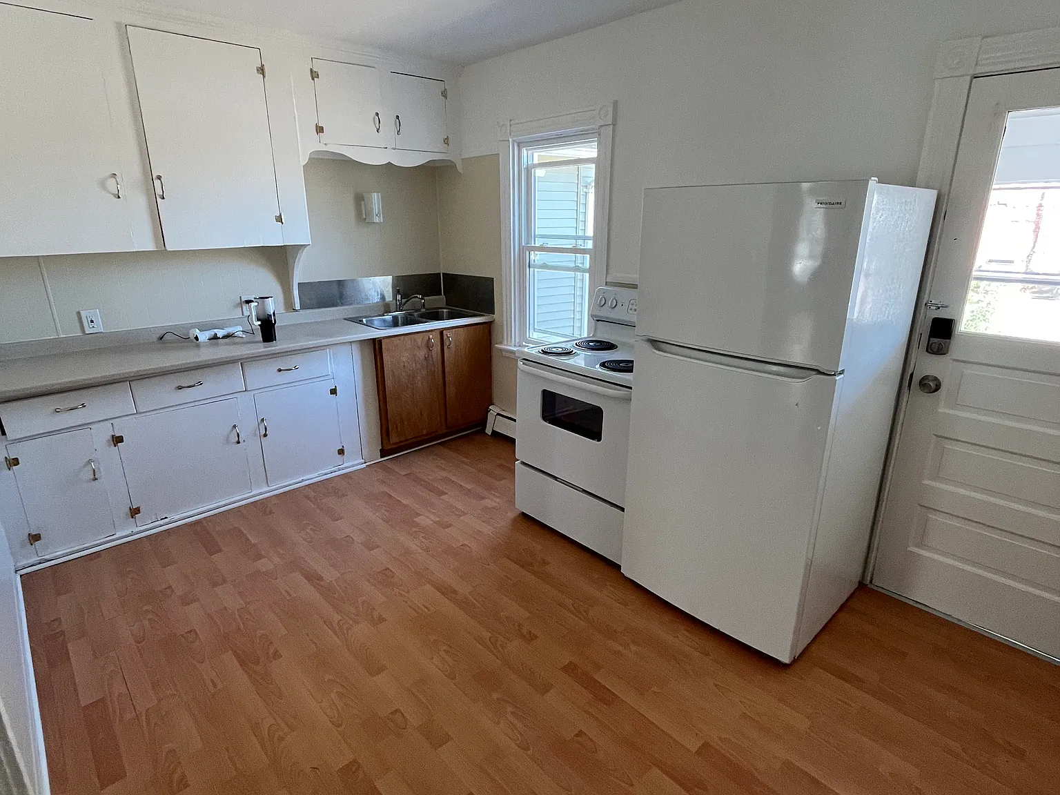 3 bed, $1,400 — Photo 2