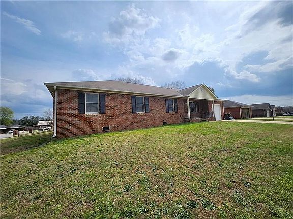 2nd image of 3808 Overlook Dr