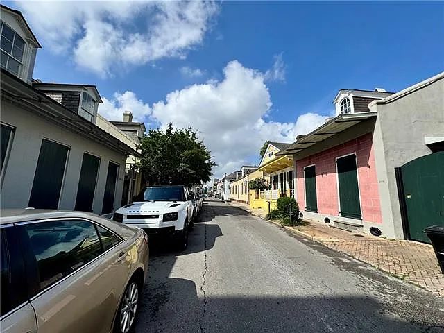 1123 Burgundy St #A — Photo 3