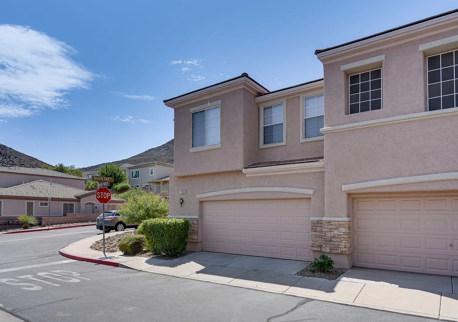 Charming 3 Bedroom Town Home — Photo 3