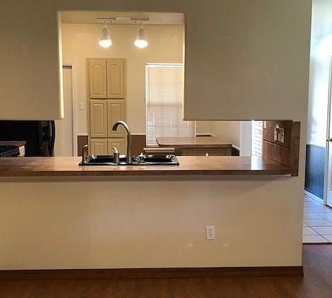 4th image of 1017 Rosewood Dr