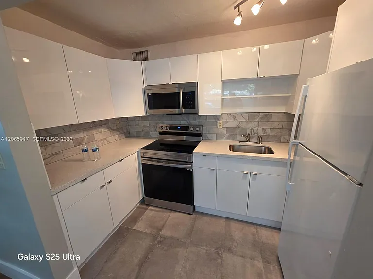 4732 SW 33rd Ave #104 — Photo 2