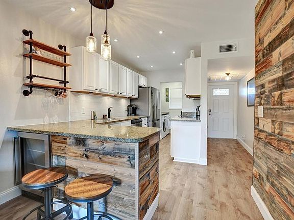 5th image of 2914 NE 8th Terrace #202