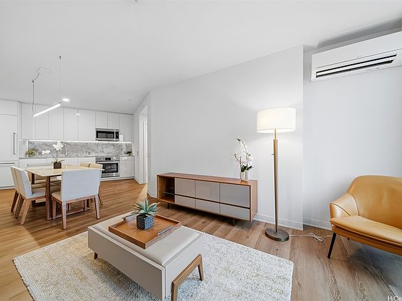 5th image of 987 Queen St #4013
